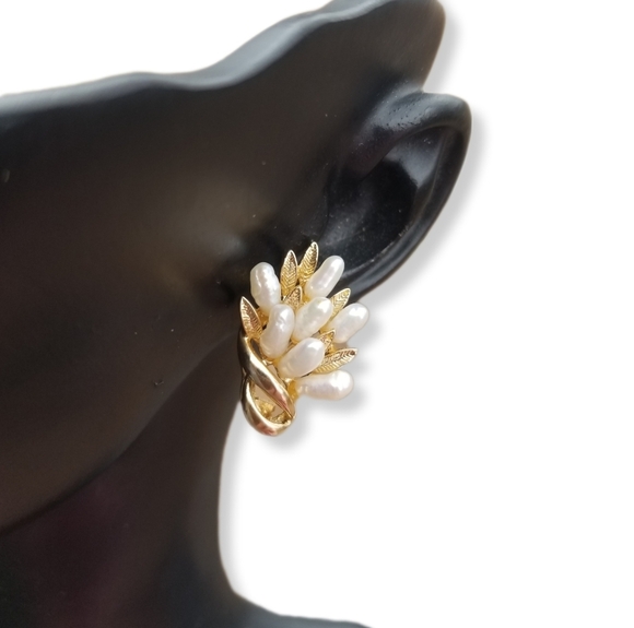 VINTAGE GOLDTONE & GLASS RICE PEARL FLORAL BOUQUET DESIGN EARRINGS - Picture 1 of 5